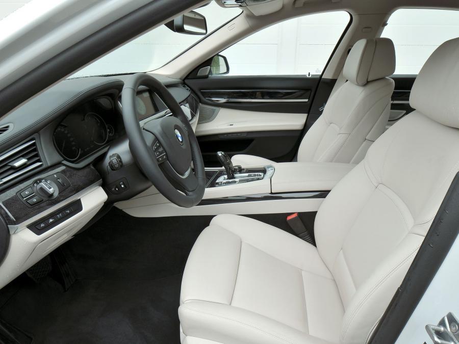  BMW 750i 2012 года  (фото 5 из 16)